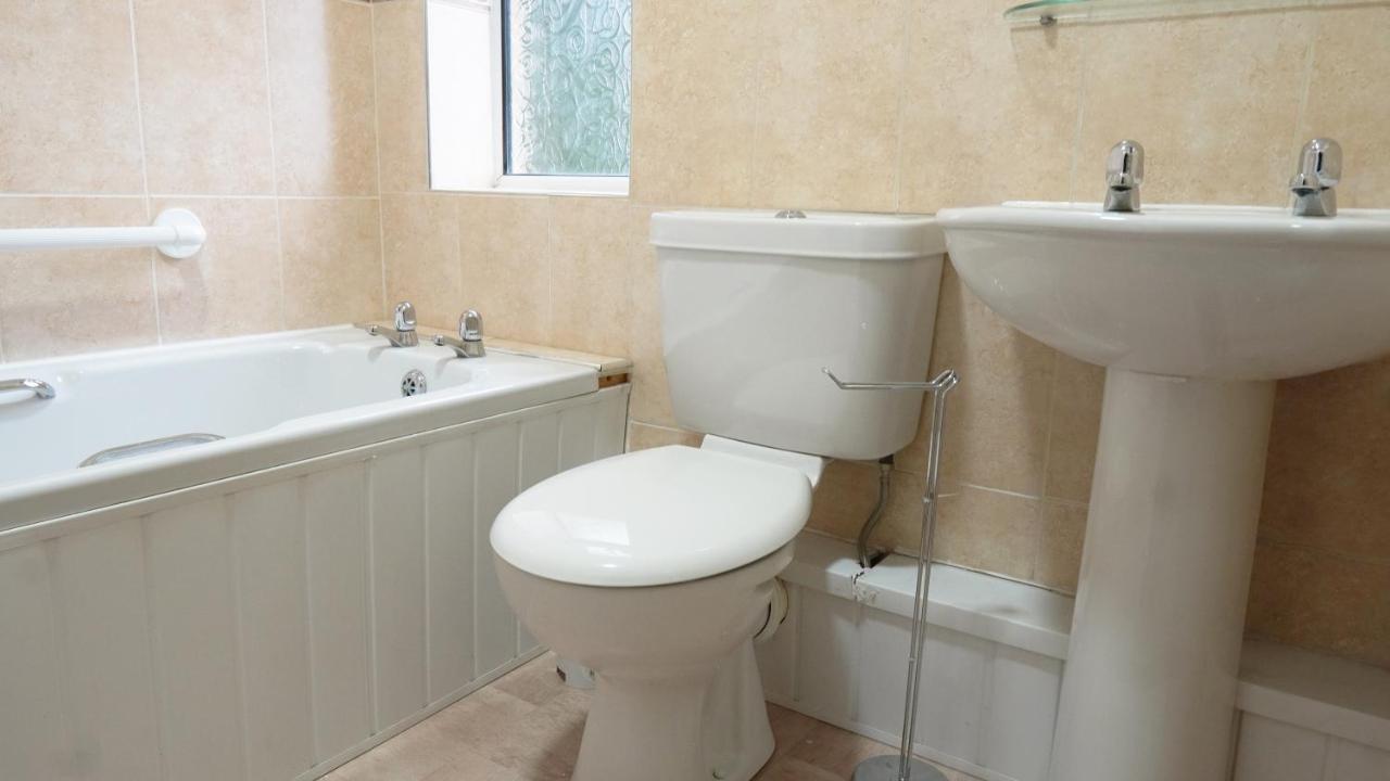 Portobello House - Four Bedroom House Perfect For Contractors - Sleeps 6 - Free Parking Wolverhampton Bagian luar foto