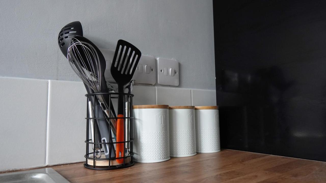 Portobello House - Four Bedroom House Perfect For Contractors - Sleeps 6 - Free Parking Wolverhampton Bagian luar foto